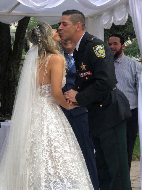 La huilense Angélica Ramírez, junto a su esposo el Capitán Carlos R. Torres del Orange County Sheriff's Office en Orlando.
